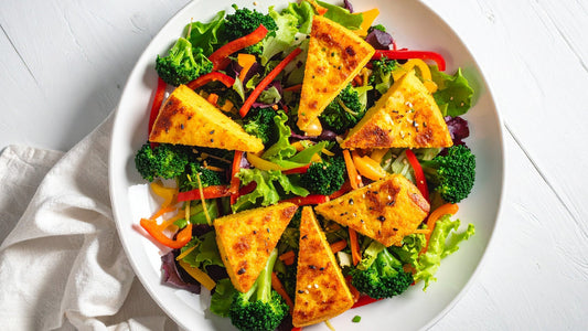 Cheddar-Polenta-Ecken mit Salat