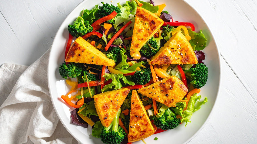 Cheddar-Polenta-Ecken mit Salat