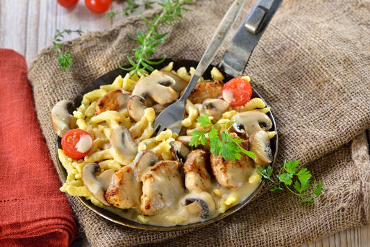 Spätzle-Topf mit feiner Waldpilzcremesauce