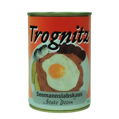 Trognitz Seemannslabskaus - 1 Konservendose mit rotem Etikett und Gericht als Motiv. 
