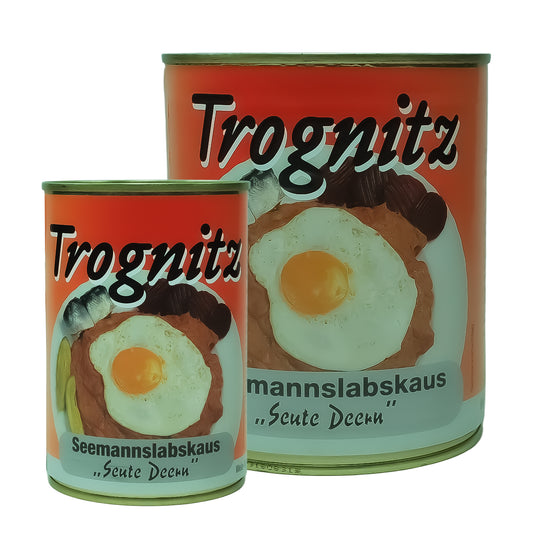 Trognitz Seemannslabskaus - 1 kleine und 1 große Konservendose mit rotem Etikett und Gericht als Motiv. 
