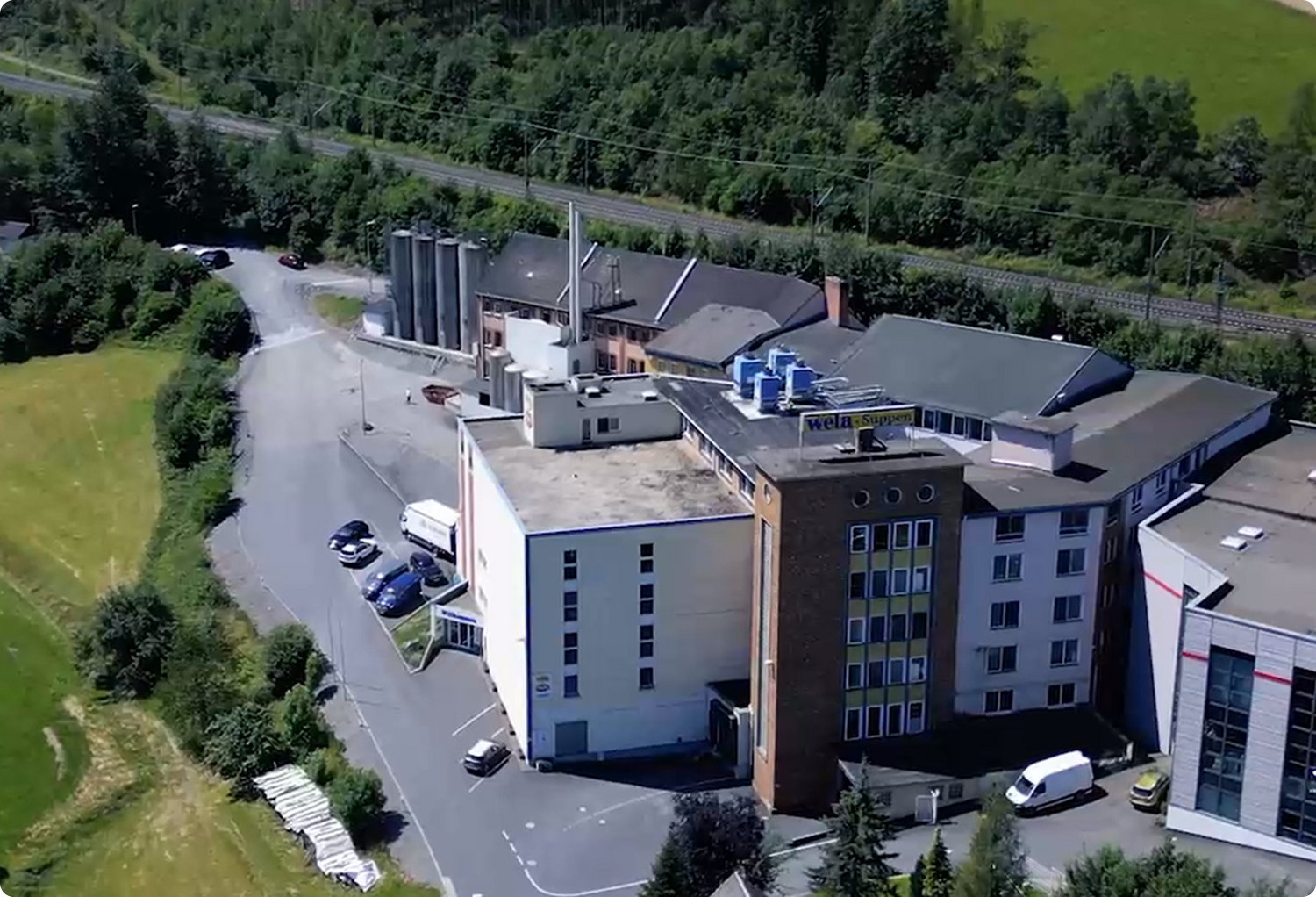 Luftaufnahme des Wela Firmengebäudes in Ludwigsstadt.