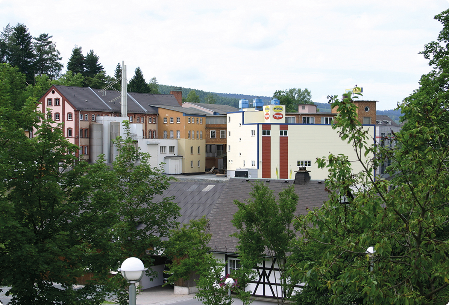  Blick auf das Wela-Firmengebäude in Ludwigsstadt – eingebettet in grüne Landschaft und Wohnumgebung