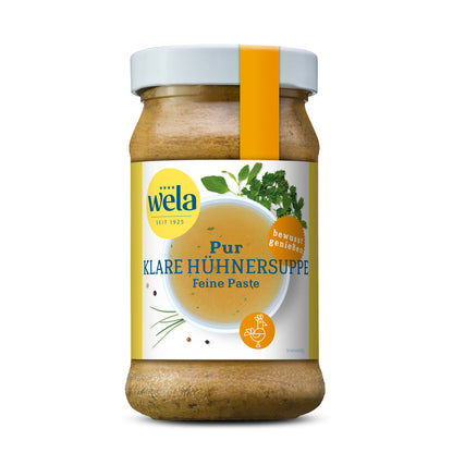 Wela Pur Klare Hühnersuppe Feine Paste - Glas mit heller Suppenpaste, gelb-weißem Vorderseitenetikett, orange Banderole, Motiv einer Brühe mit Kräutern
