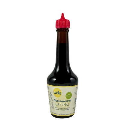 Wela Original Speisewürze - eine kleine schwarze Flasche mit rotem Verschluss und gelb-weißem Etikett. 
