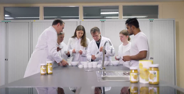 Mitarbeiter prüfen die Qualität von Brühen und Suppen in der Versuchsküche.