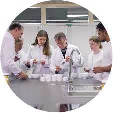 Wela Mitarbeiter und Mitarbeiterinnen verkosten Produkte